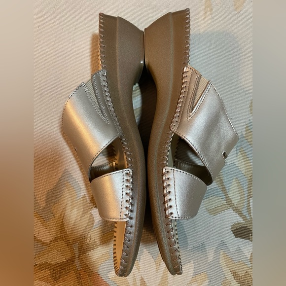 St. John’s Bay size 10 champagne colored sandals - Picture 4 of 9